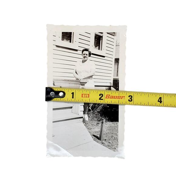 Vtg Plus Size Lady Posing in Front of Home Original Monochrome Photography Found - Picture 3 of 4